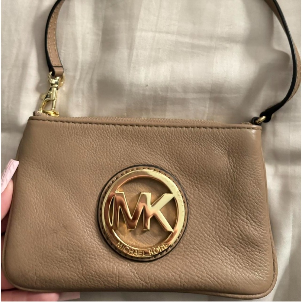 Micheal Kors wristlet bag. With adjustable strap.